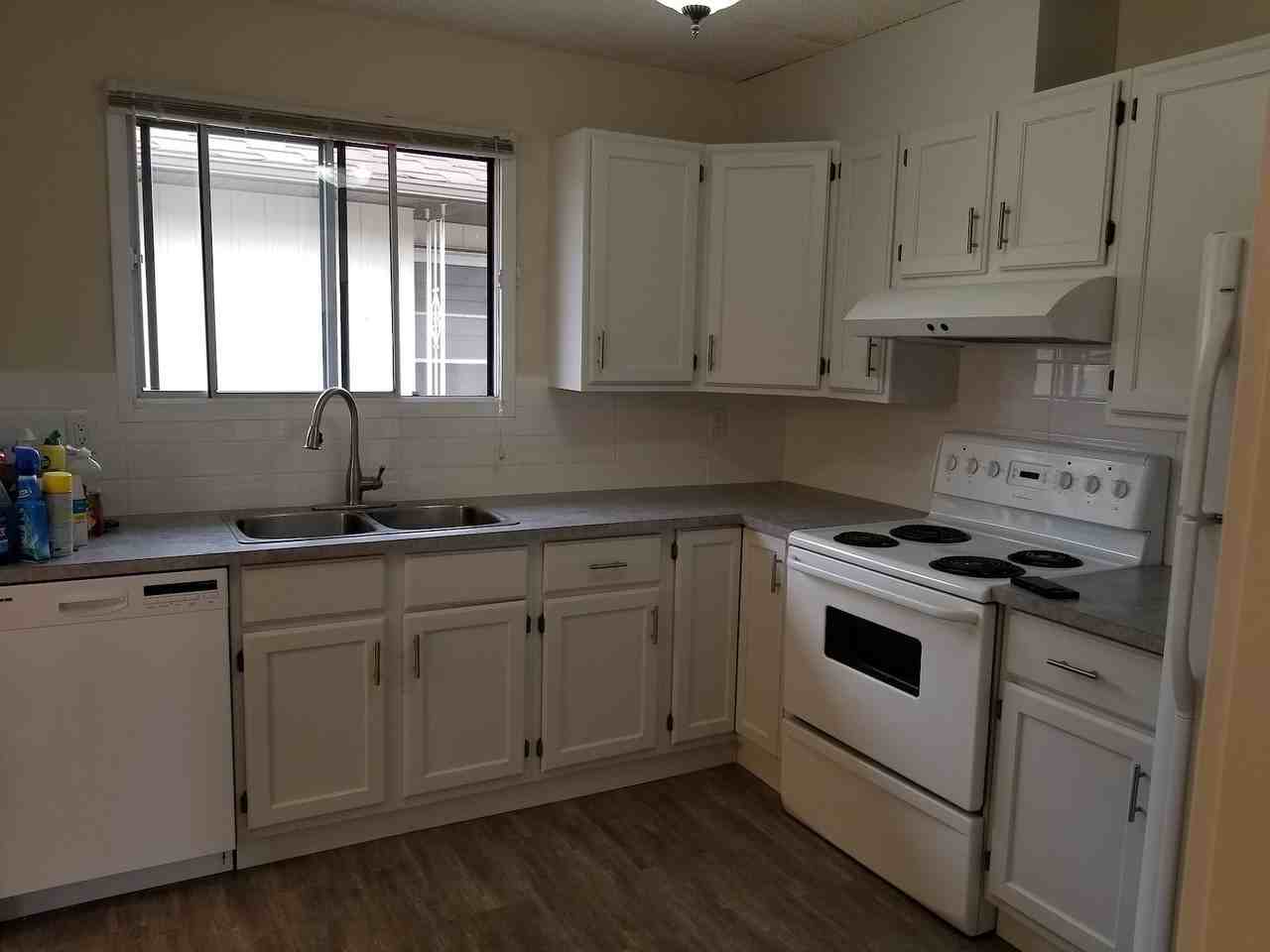 100 Bedford Dr Ne - Photo 3 of 9