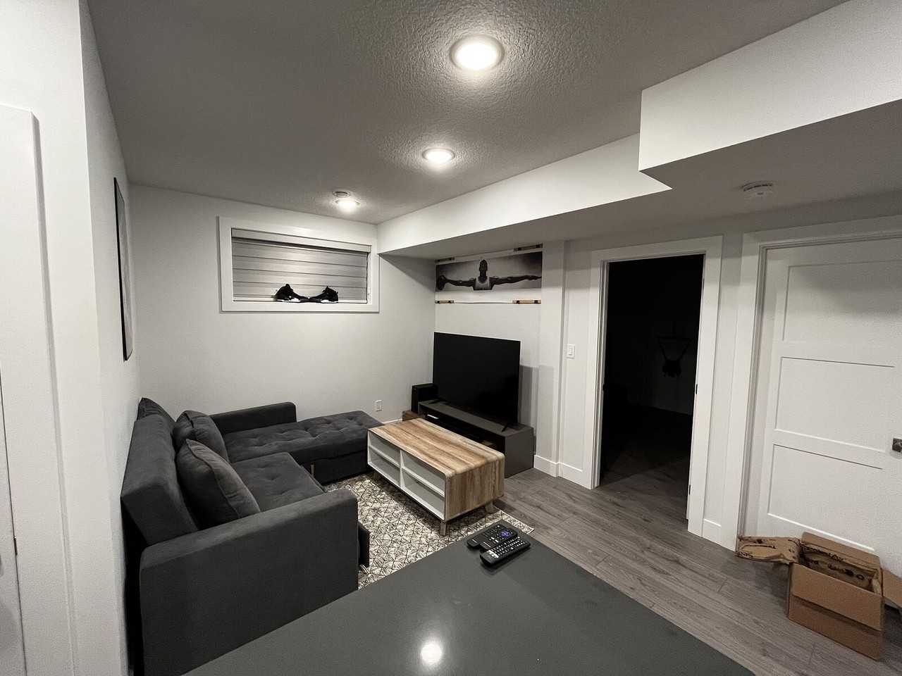 219 37 St Sw - Photo 2 of 5