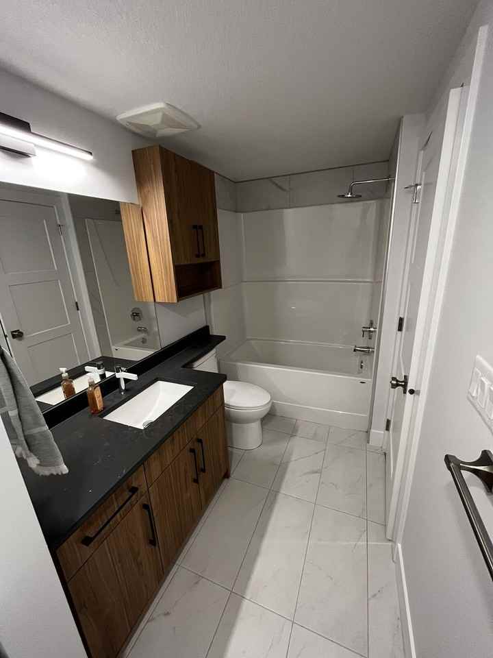 219 37 St Sw - Photo 3 of 5