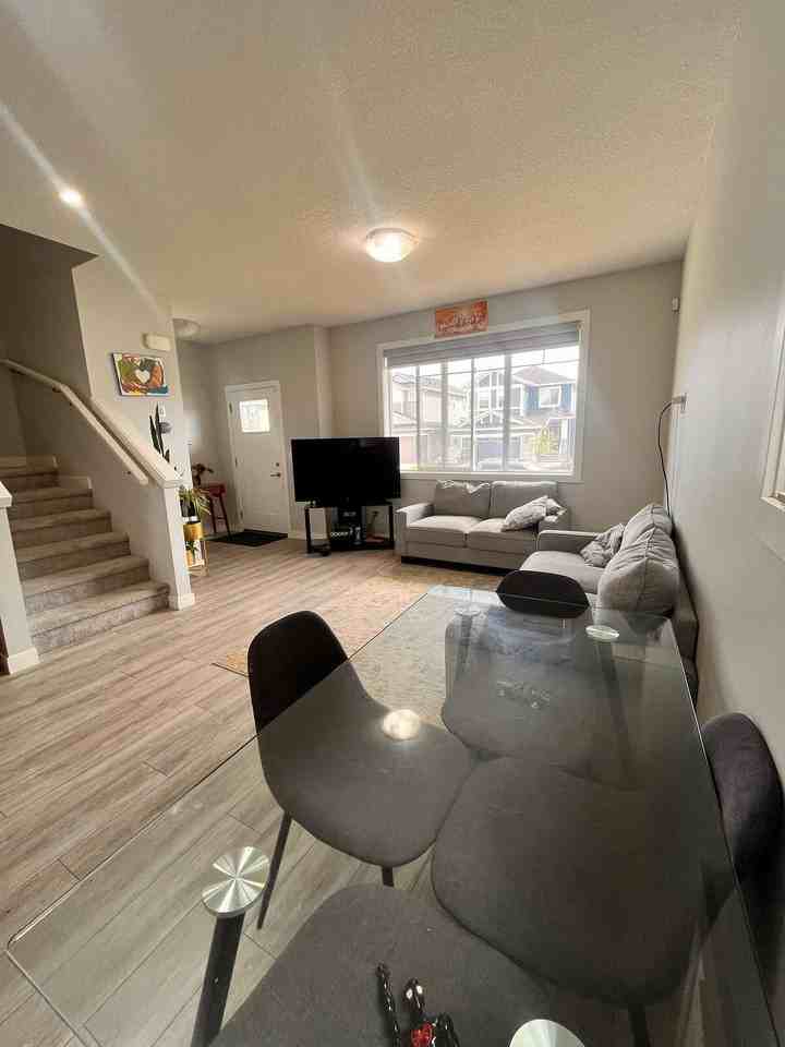 182 Chelsea Grove - Photo 3 of 10