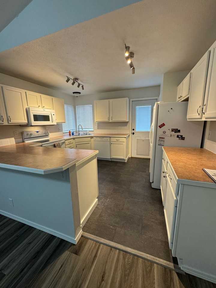 935 Garrett St #1 - Photo 7 of 29