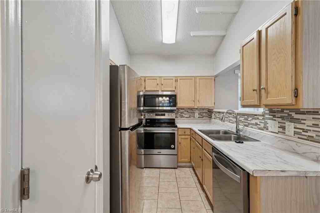 3221 Pipers Way - Photo 7 of 18