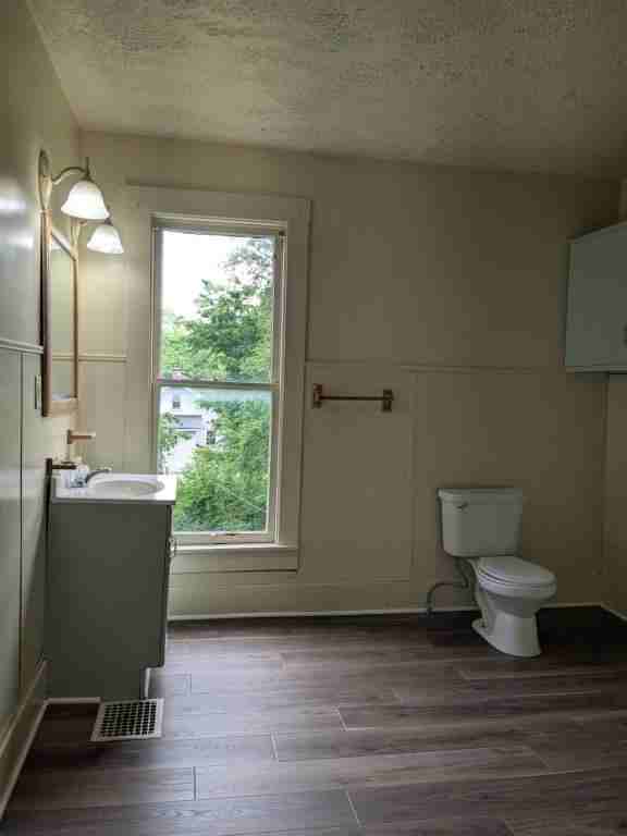 1004 E Walnut St - Photo 6 of 14