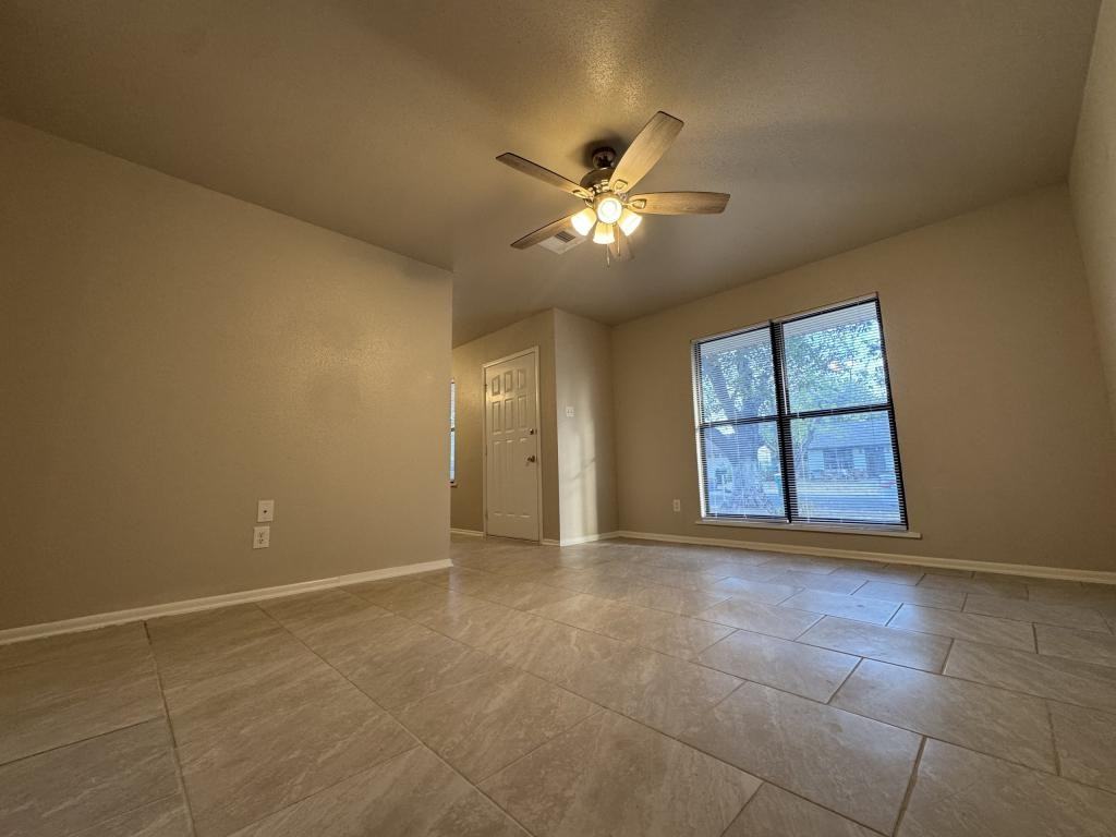 1101 E Avenue O - Photo 2 of 10