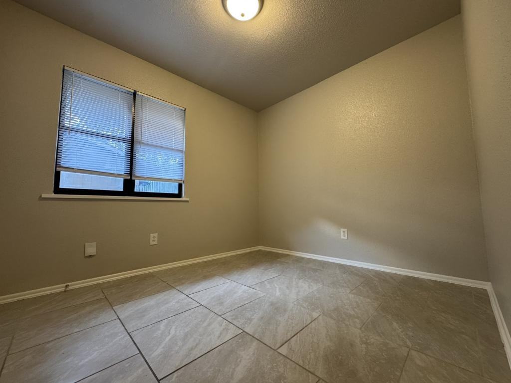 1101 E Avenue O - Photo 5 of 10