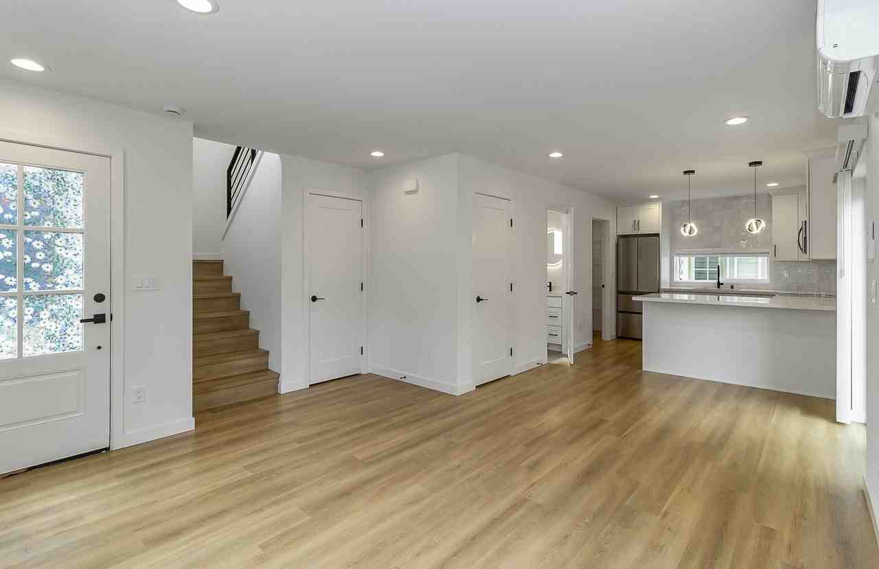 11517 5th Ave Ne #B - Photo 3 of 25