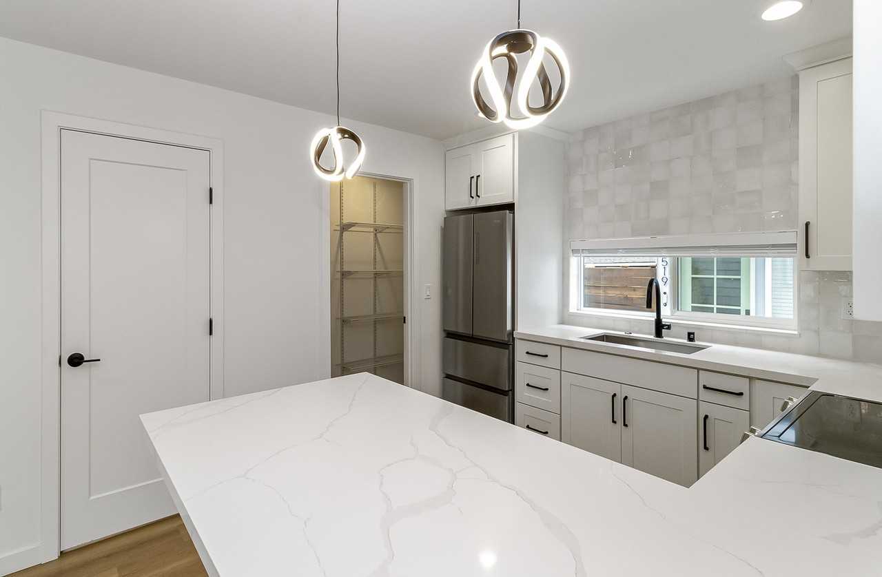 11517 5th Ave Ne #B - Photo 6 of 25