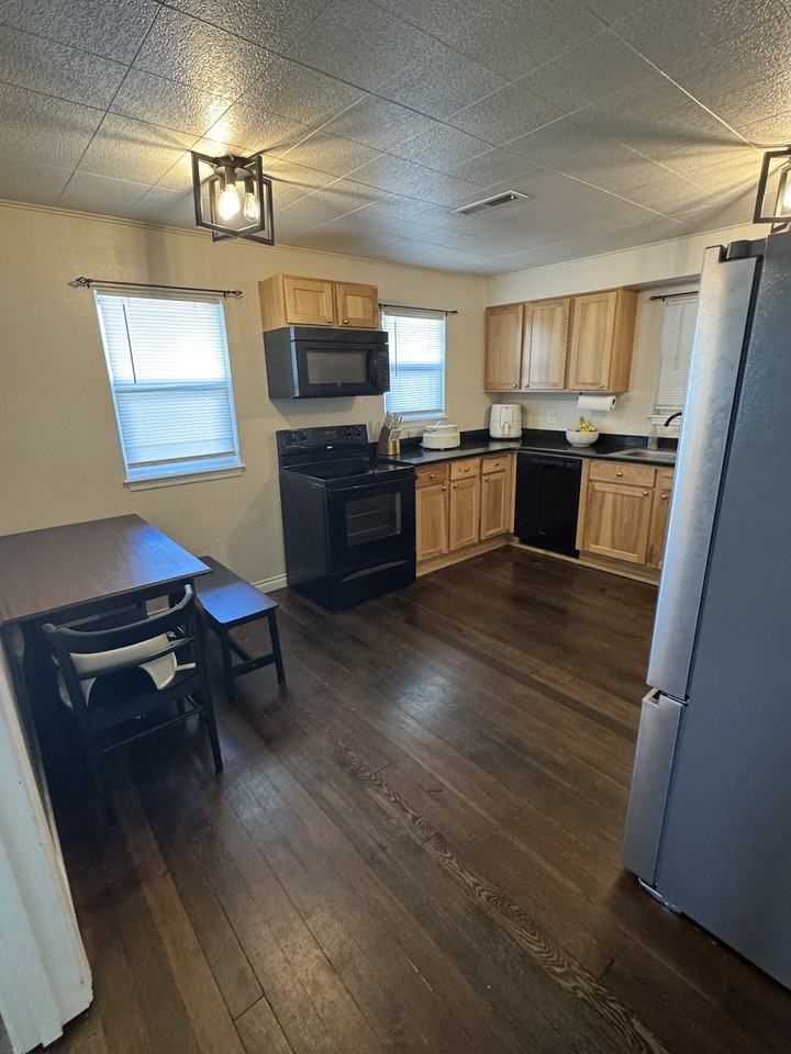 447 N 5th St #1 - Photo 4 of 18