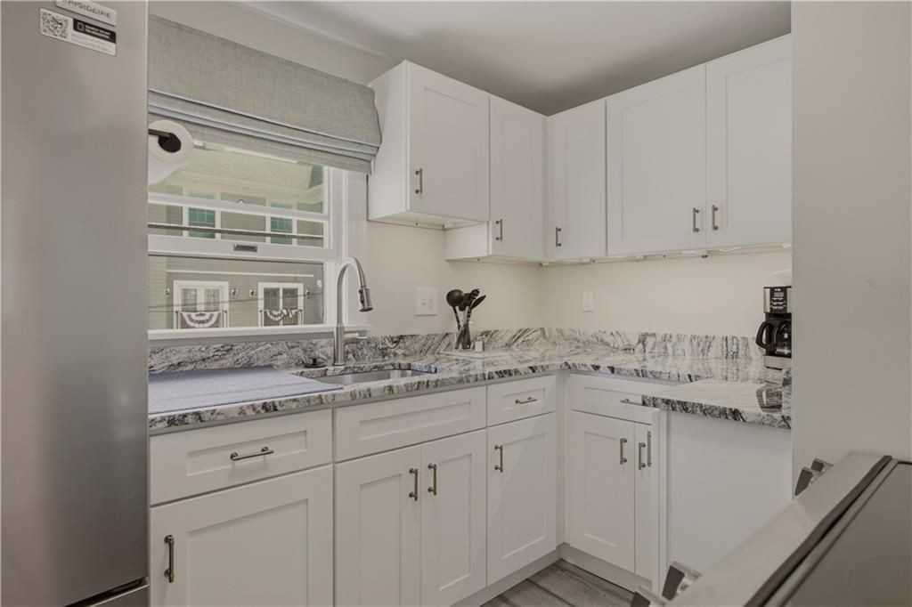 629 Thames St ##2 - Photo 6 of 35