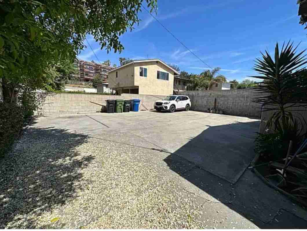 5747 1/2 Benner St - Photo 4 of 5