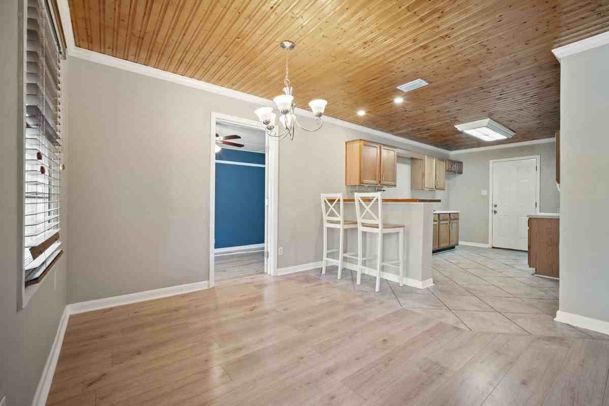 4059 Wesley Ln N - Photo 2 of 24