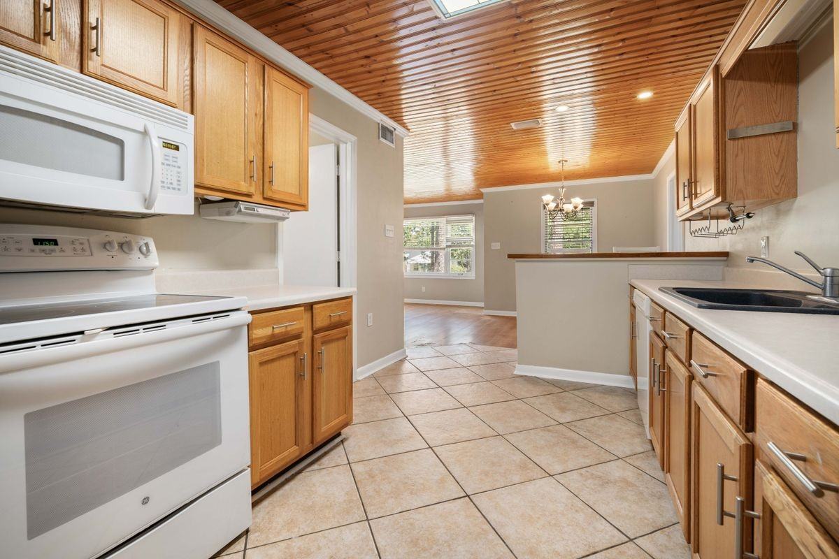 4059 Wesley Ln N - Photo 3 of 24