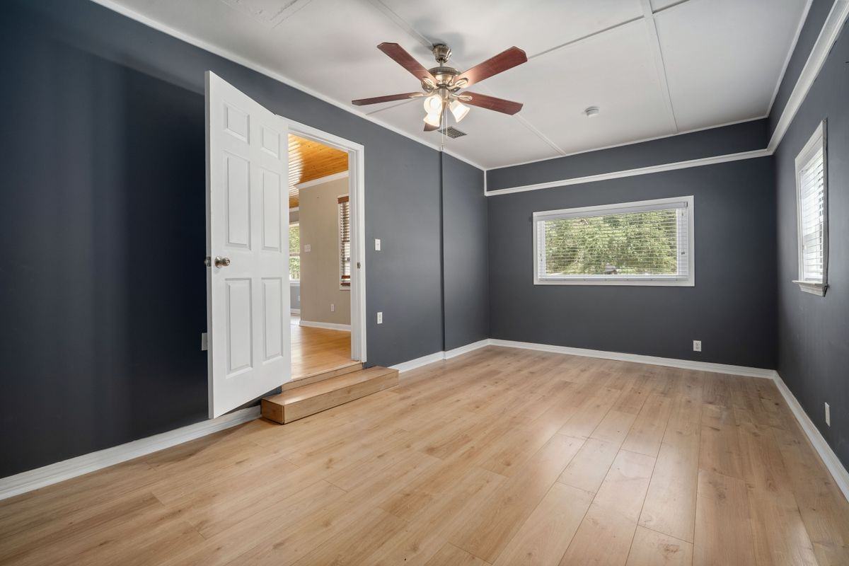 4059 Wesley Ln N - Photo 4 of 24