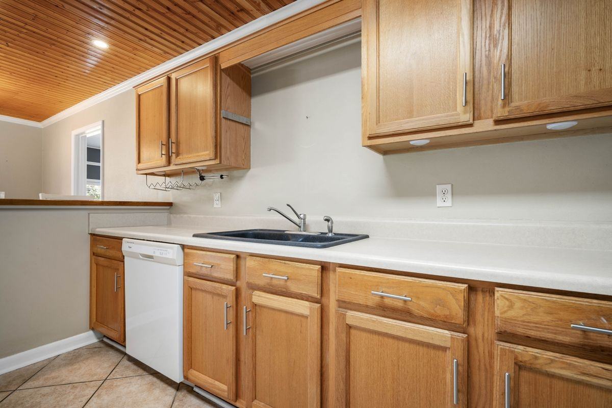 4059 Wesley Ln N - Photo 5 of 24