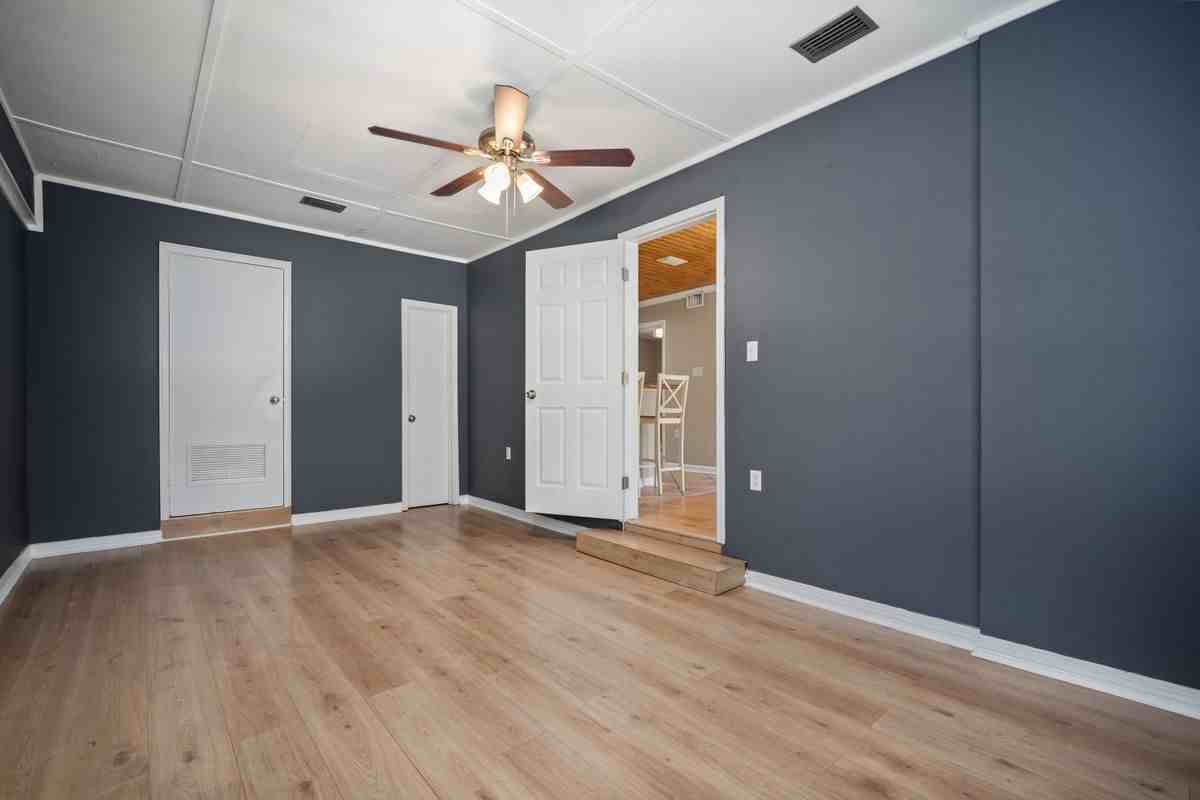4059 Wesley Ln N - Photo 6 of 24