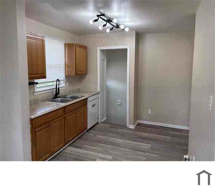865 Sherbourne St #1 - Photo 4 of 4