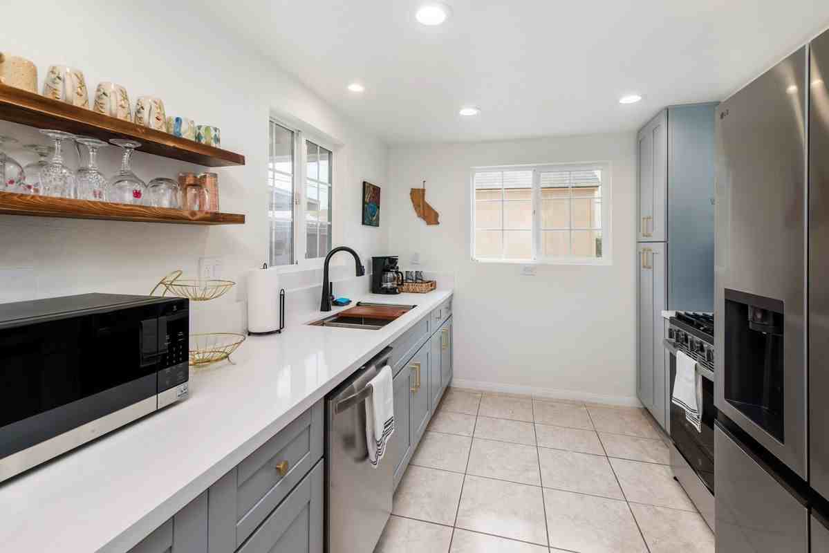 2971 Franklin Ave - Photo 4 of 34