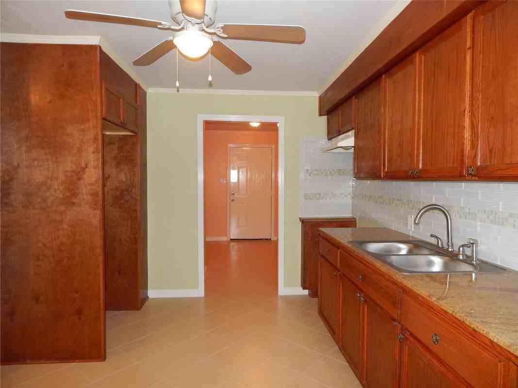 1305 Jennifer Ln - Photo 2 of 5