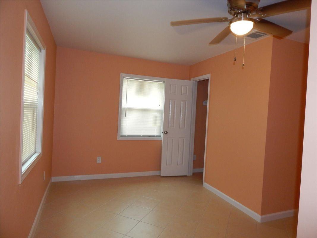 1305 Jennifer Ln - Photo 4 of 5