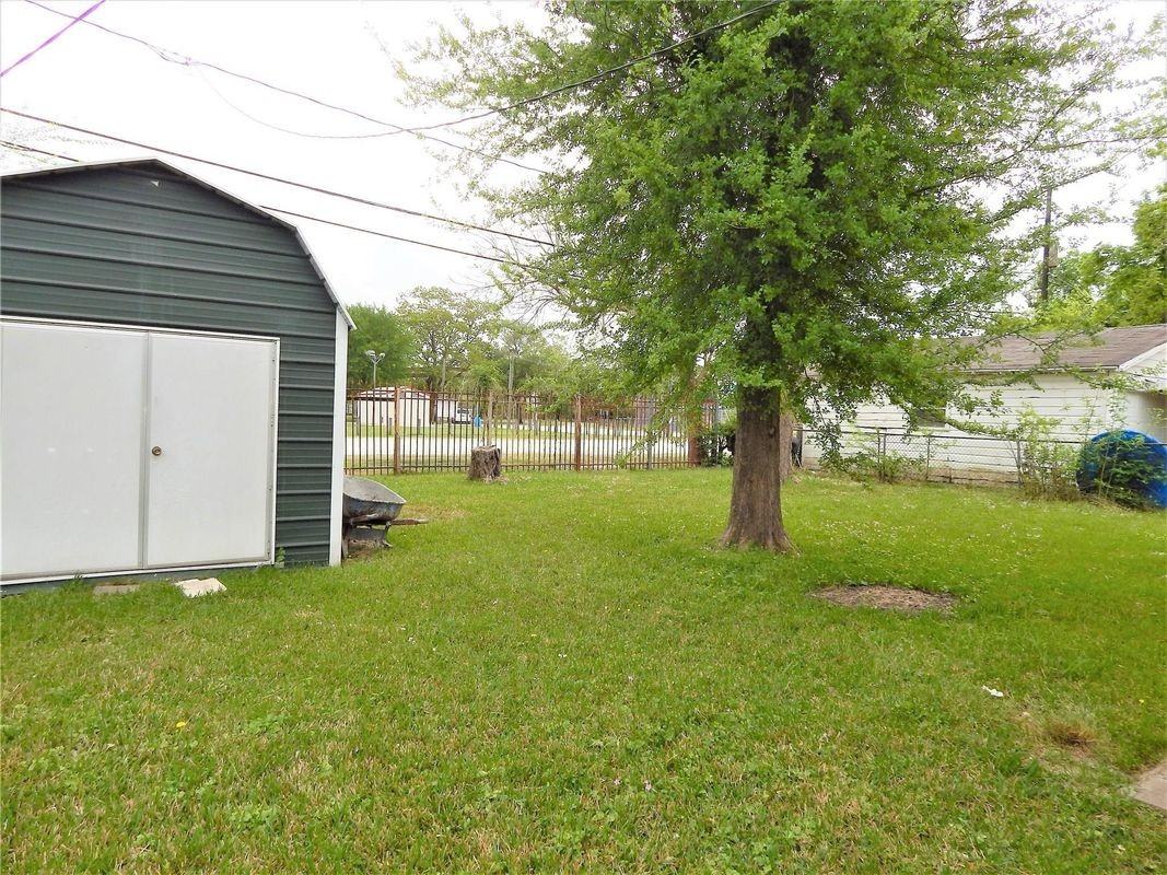 1305 Jennifer Ln - Photo 5 of 5