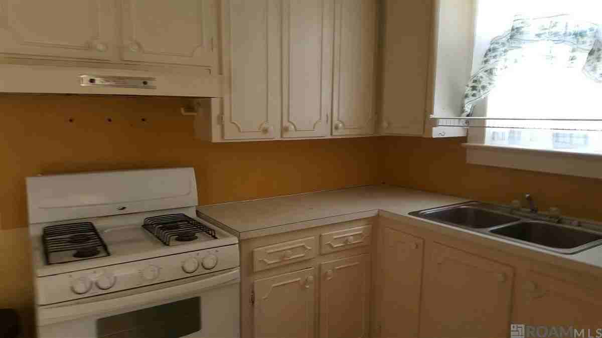 2152 Stanford Ave - Photo 4 of 8