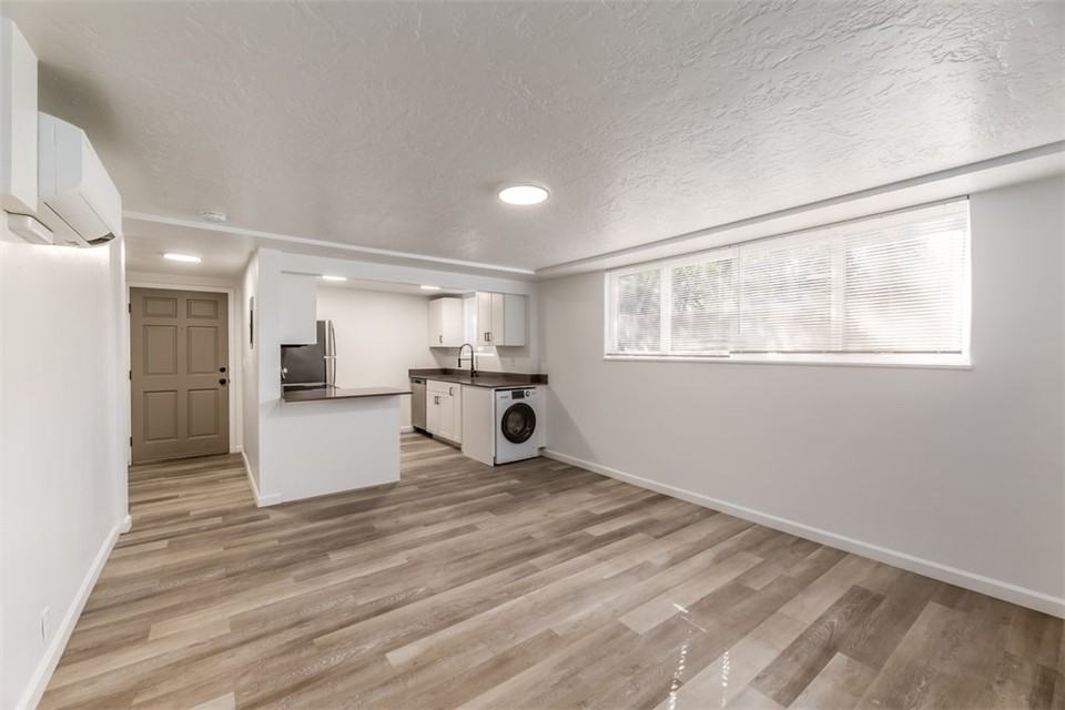 607 E St - Photo 3 of 10