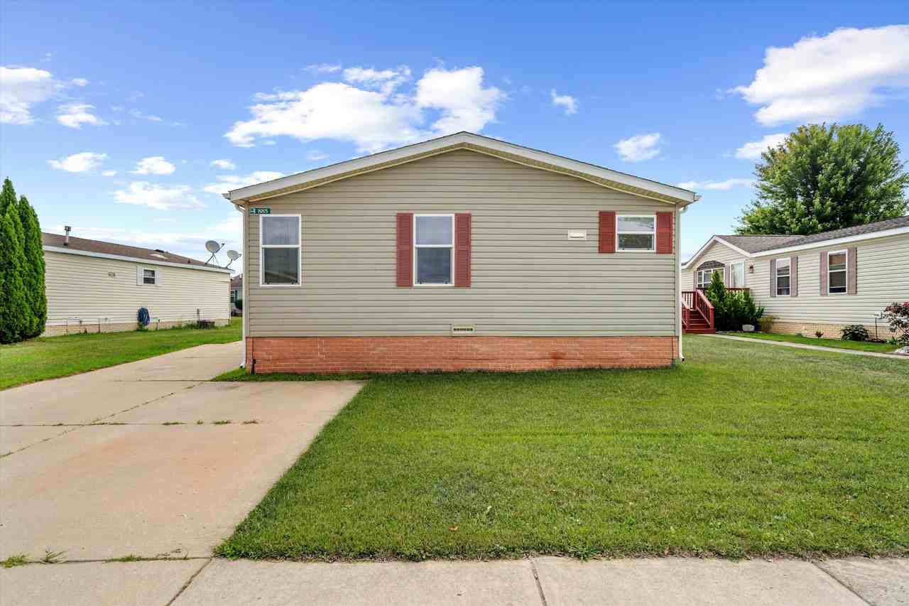885 Tanners Lndg - Photo 2 of 50