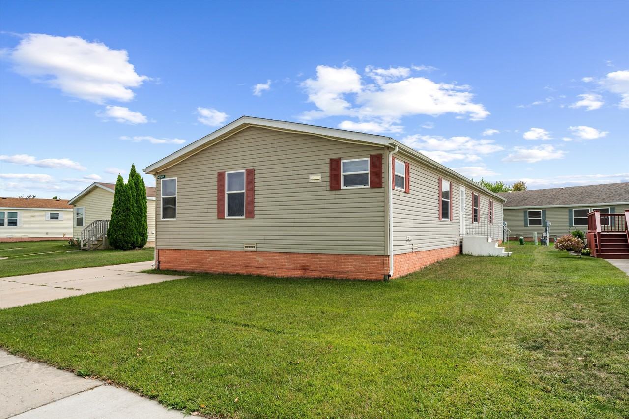 885 Tanners Lndg - Photo 3 of 50