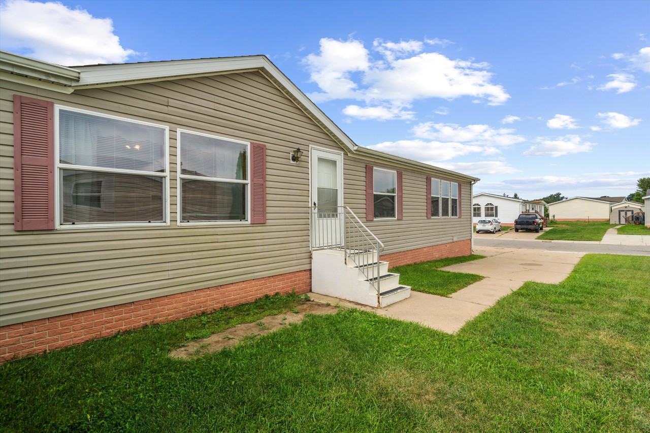 885 Tanners Lndg - Photo 4 of 50