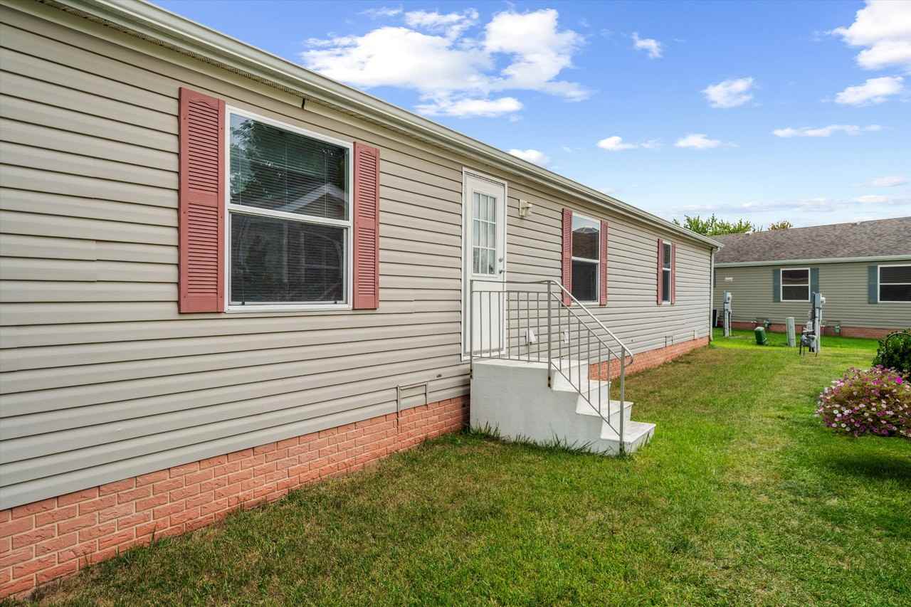 885 Tanners Lndg - Photo 5 of 50