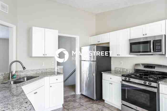 2323 Hampton Dr - Photo 5 of 18