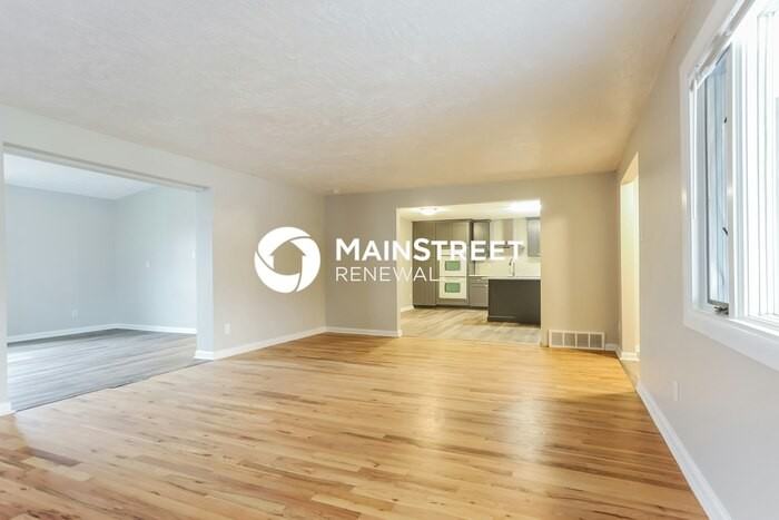 561 Iola St - Photo 3 of 16