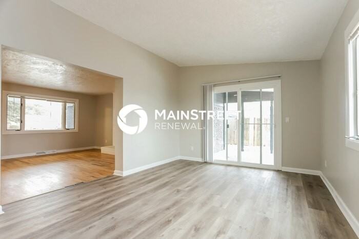 561 Iola St - Photo 4 of 16