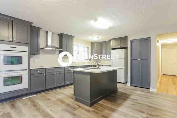 561 Iola St - Photo 5 of 16