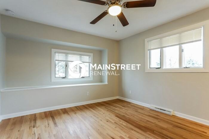 561 Iola St - Photo 7 of 16