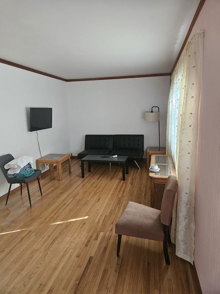 1453 Minto St - Photo 3 of 25