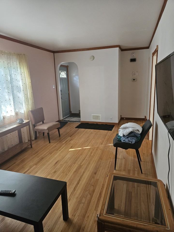1453 Minto St - Photo 5 of 25