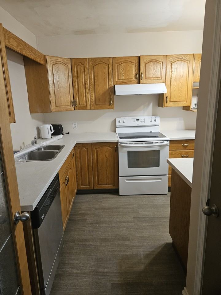 1453 Minto St - Photo 6 of 25