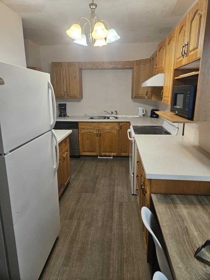 1453 Minto St - Photo 7 of 25