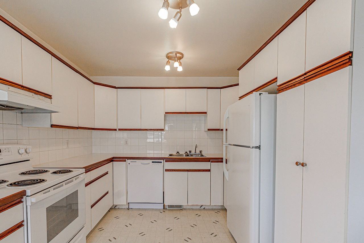 229 Centre St - Photo 4 of 18