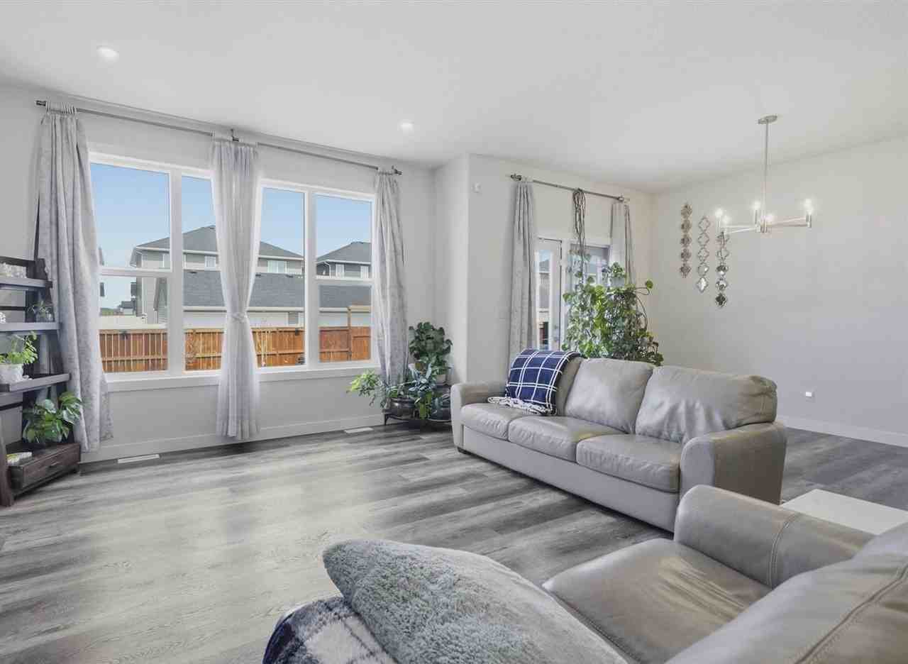 259 Skopik Cres - Photo 2 of 10
