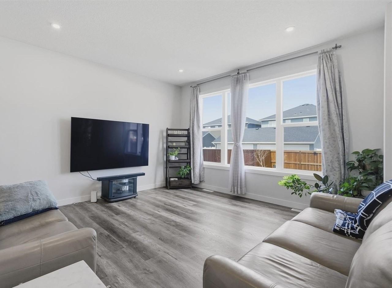 259 Skopik Cres - Photo 3 of 10