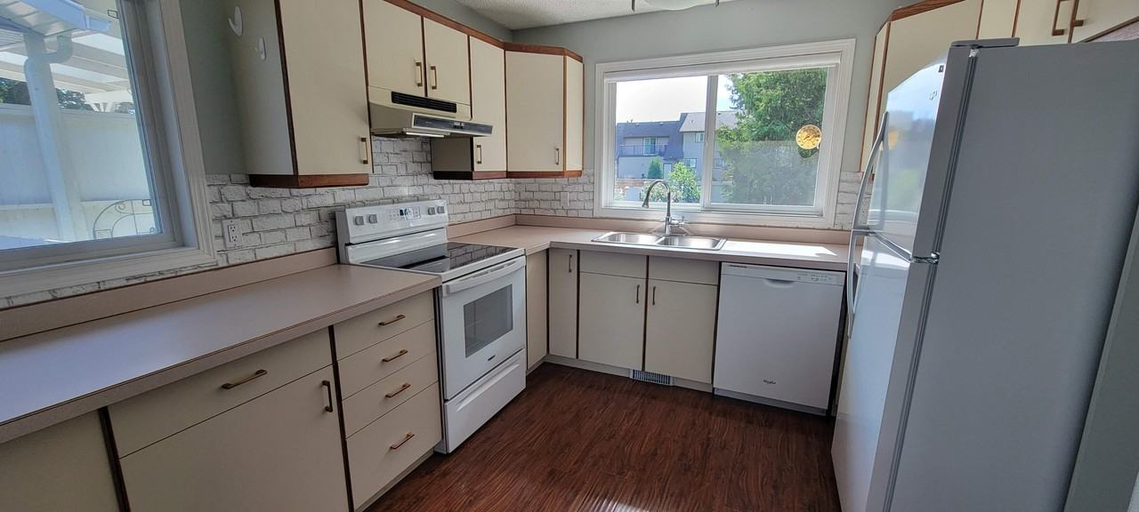 9933 76a Ave - Photo 5 of 28