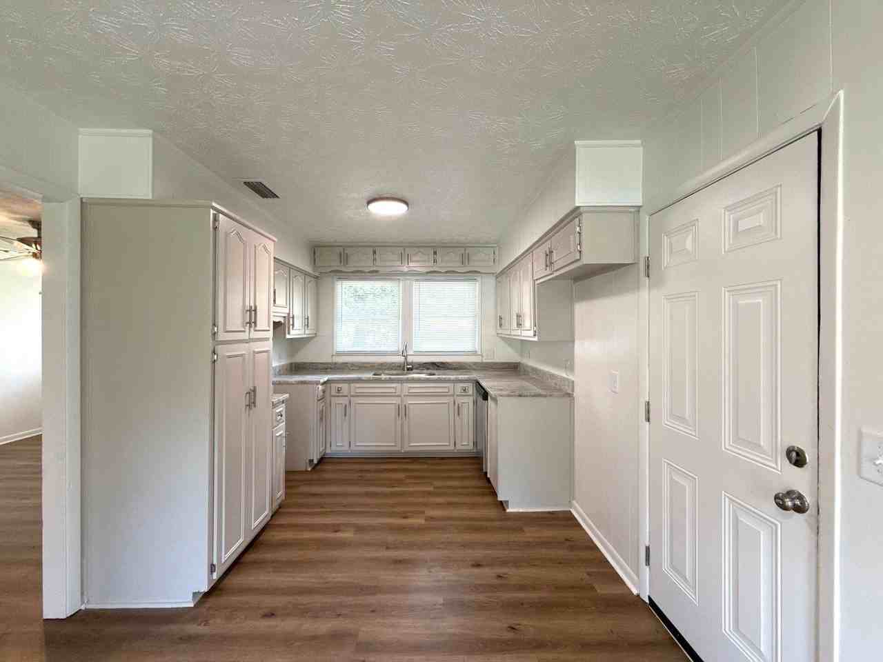 1035 Kirkland Dr - Photo 4 of 15