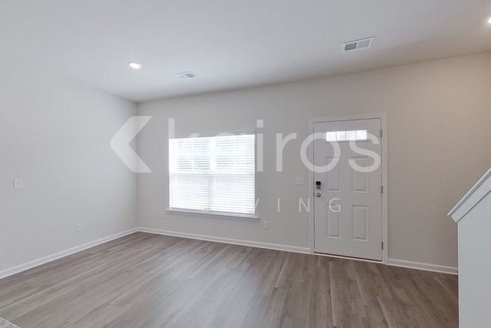 2561 Banyon Cir - Photo 2 of 24