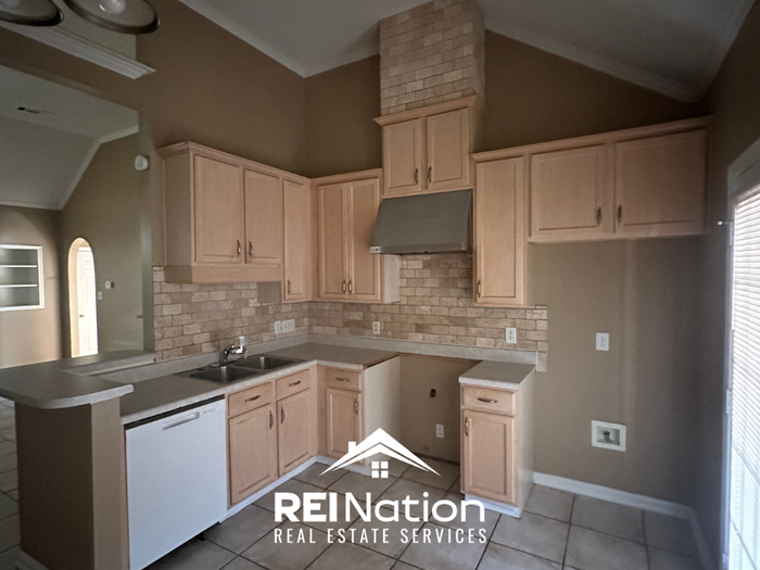 8657 Rogers Park Ave - Photo 7 of 15