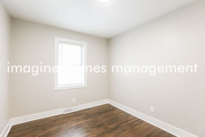 7928 Ne 56th St - Photo 7 of 12