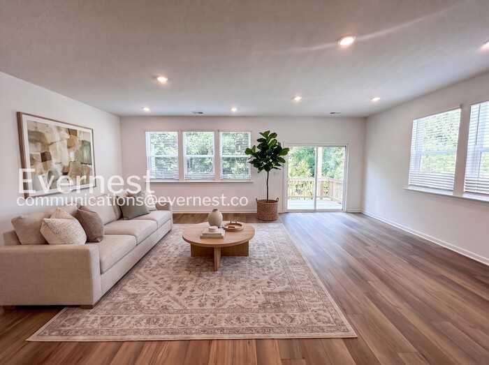 2554 States Ave - Photo 3 of 22