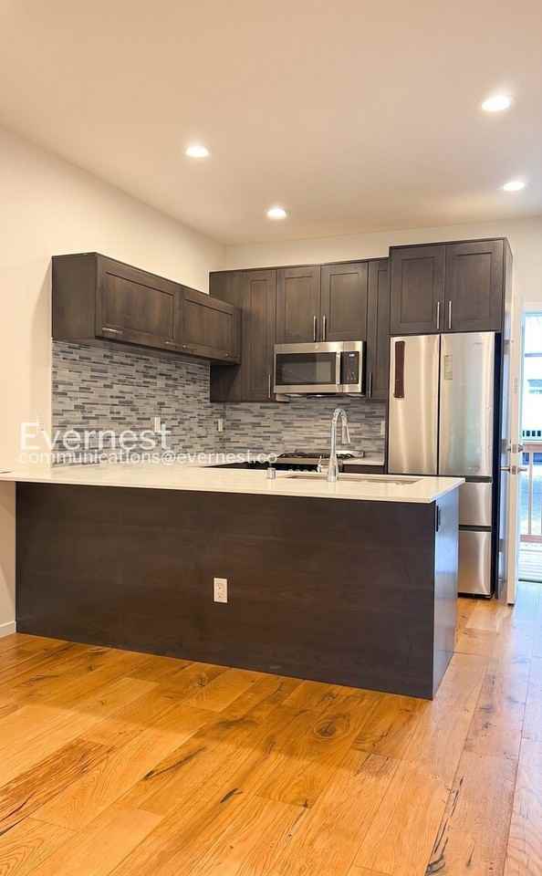 8529 Interlake Ave N #B - Photo 5 of 18