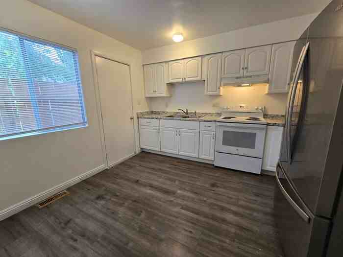 1414 E 9th St #2 - Photo 4 of 20